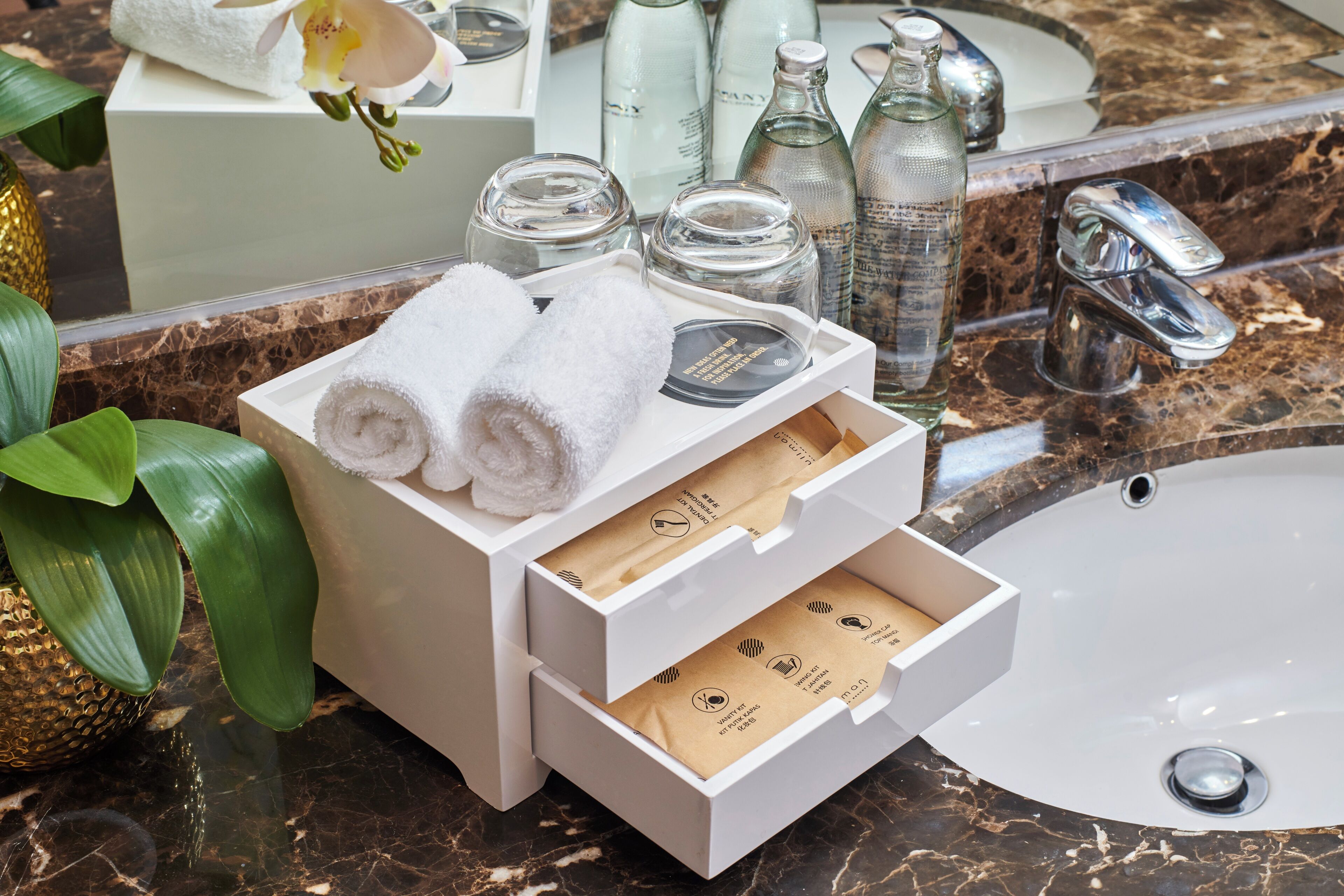 separate bathtub and shower, eco-friendly toiletries, hair dryer