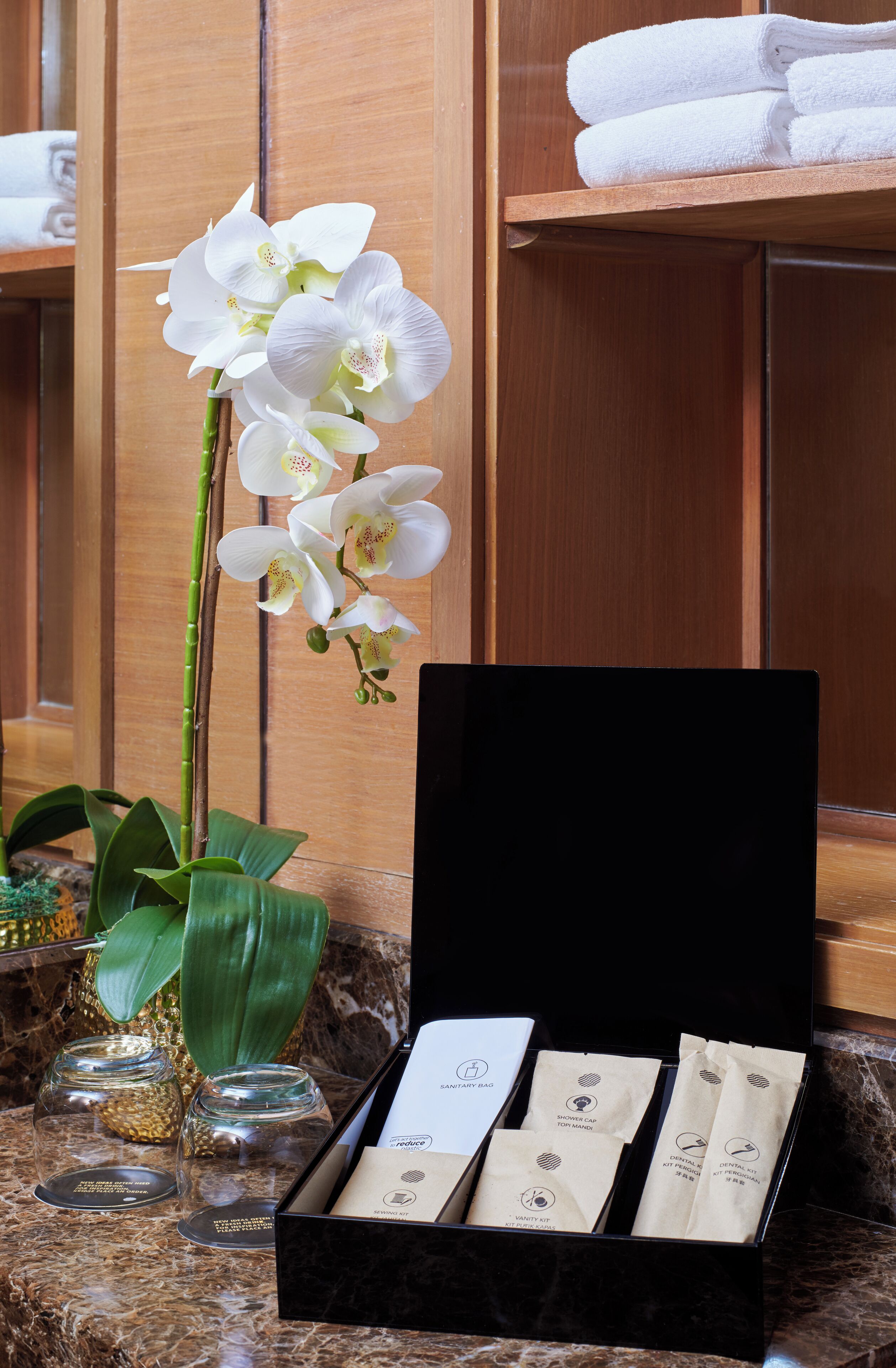 separate bathtub and shower, eco-friendly toiletries, hair dryer