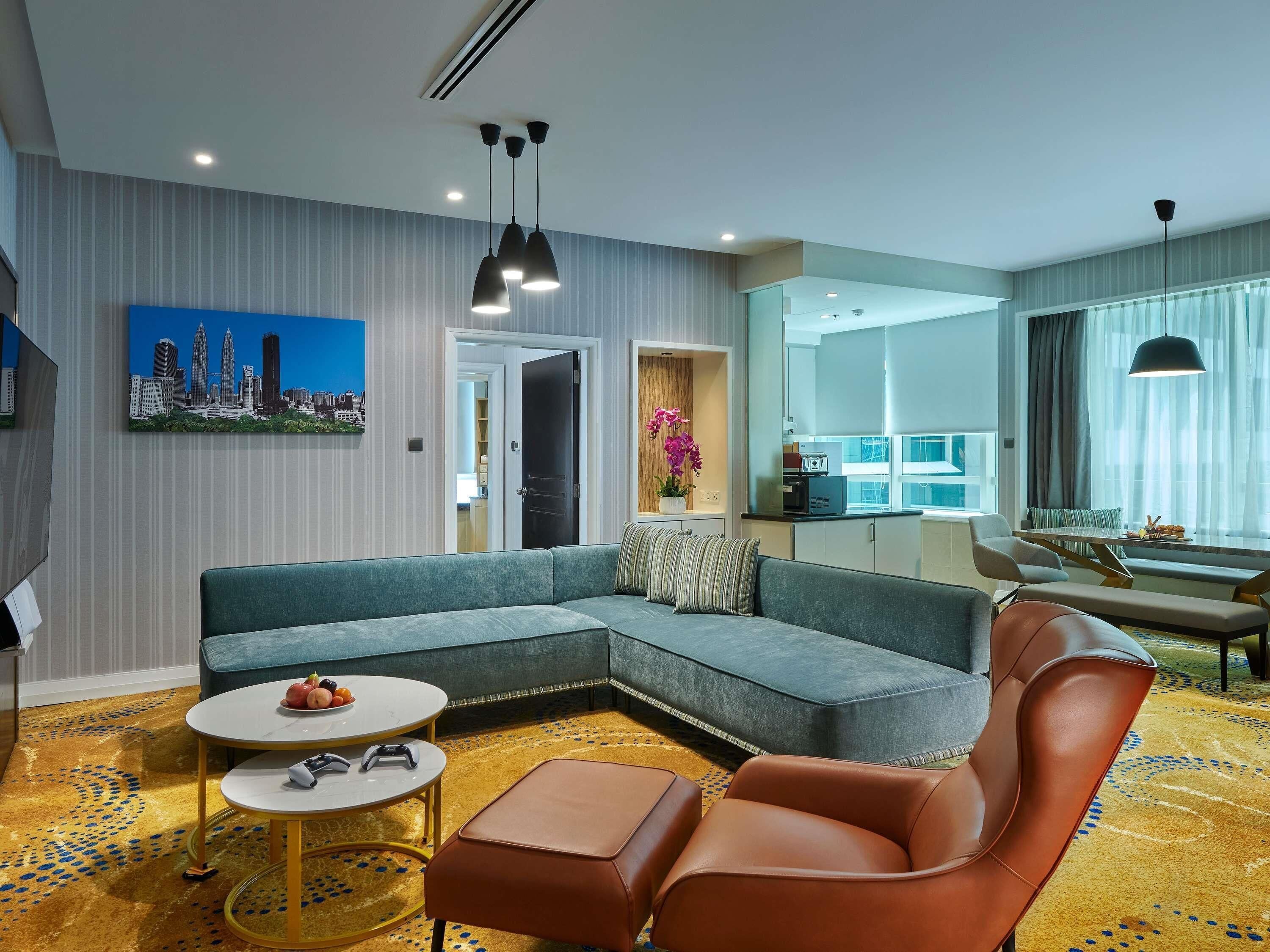 Hypo-allergenic bedding, minibar, in-room safe, desk