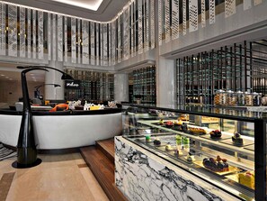 4 restaurants, breakfast, lunch, dinner served; international cuisine  - Pullman Kuala Lumpur City Centre Hotel & Residences (Kuala Lumpur)
