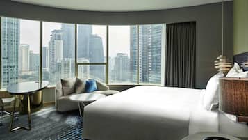 Suite Klub, 1 Tempat Tidur King, Akses Club Lounge | Seprai antialergi, minibar, brankas, dan meja kerja