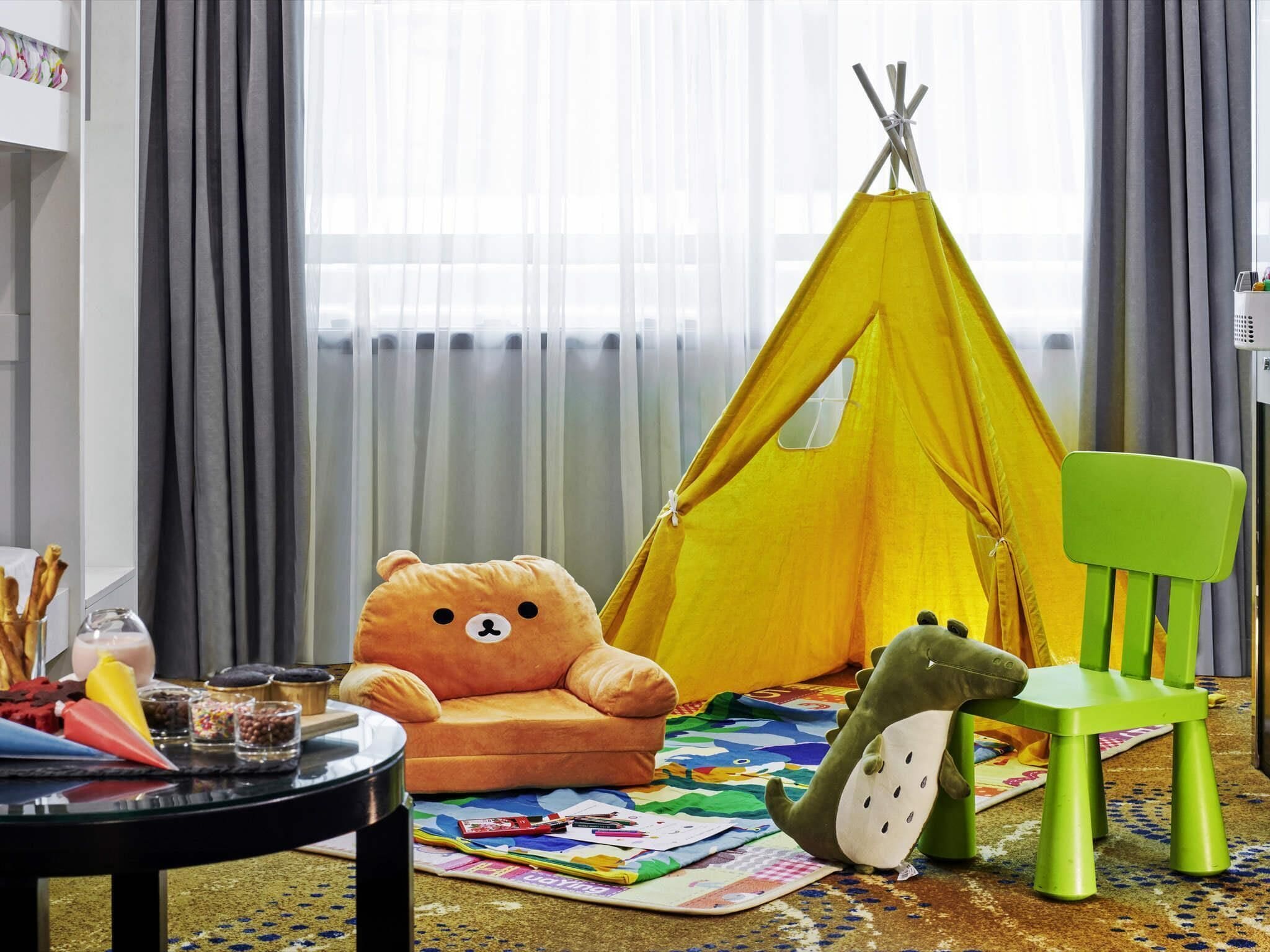 Family Apartment, 1 Bedroom (1 King bed and 1 Bunk bed) | Peralatan tempat tidur hipoalergenik, bar mini, peti besi dalam bilik 