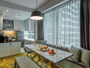 Family Apartment, 2 Bedrooms | 1 bilik tidur, peralatan tempat tidur hipoalergenik, bar mini 