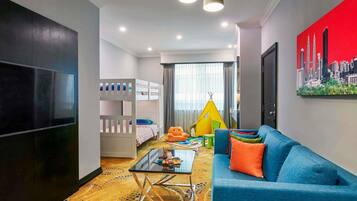 Apartamento família, 1 quarto (1 King bed and 1 Bunk bed) | 1 quarto, roupas de cama antialérgicas, frigobar, cofres nos quartos