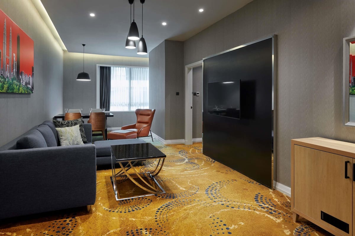 Apartamento premium, 1 quarto (1 King Bed) | Roupas de cama antialérgicas, frigobar, cofres nos quartos, escrivaninha