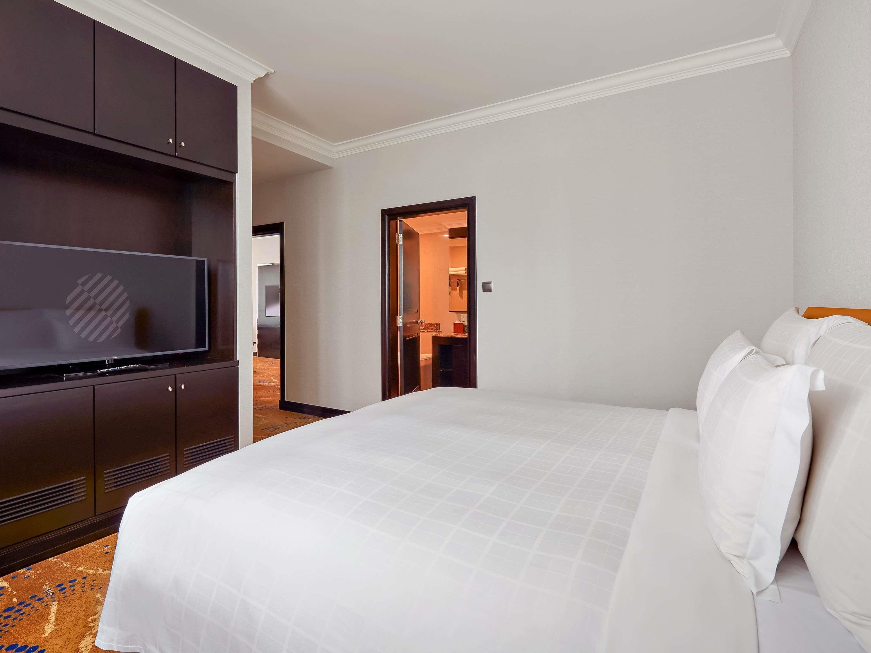 Hypo-allergenic bedding, minibar, in-room safe, desk