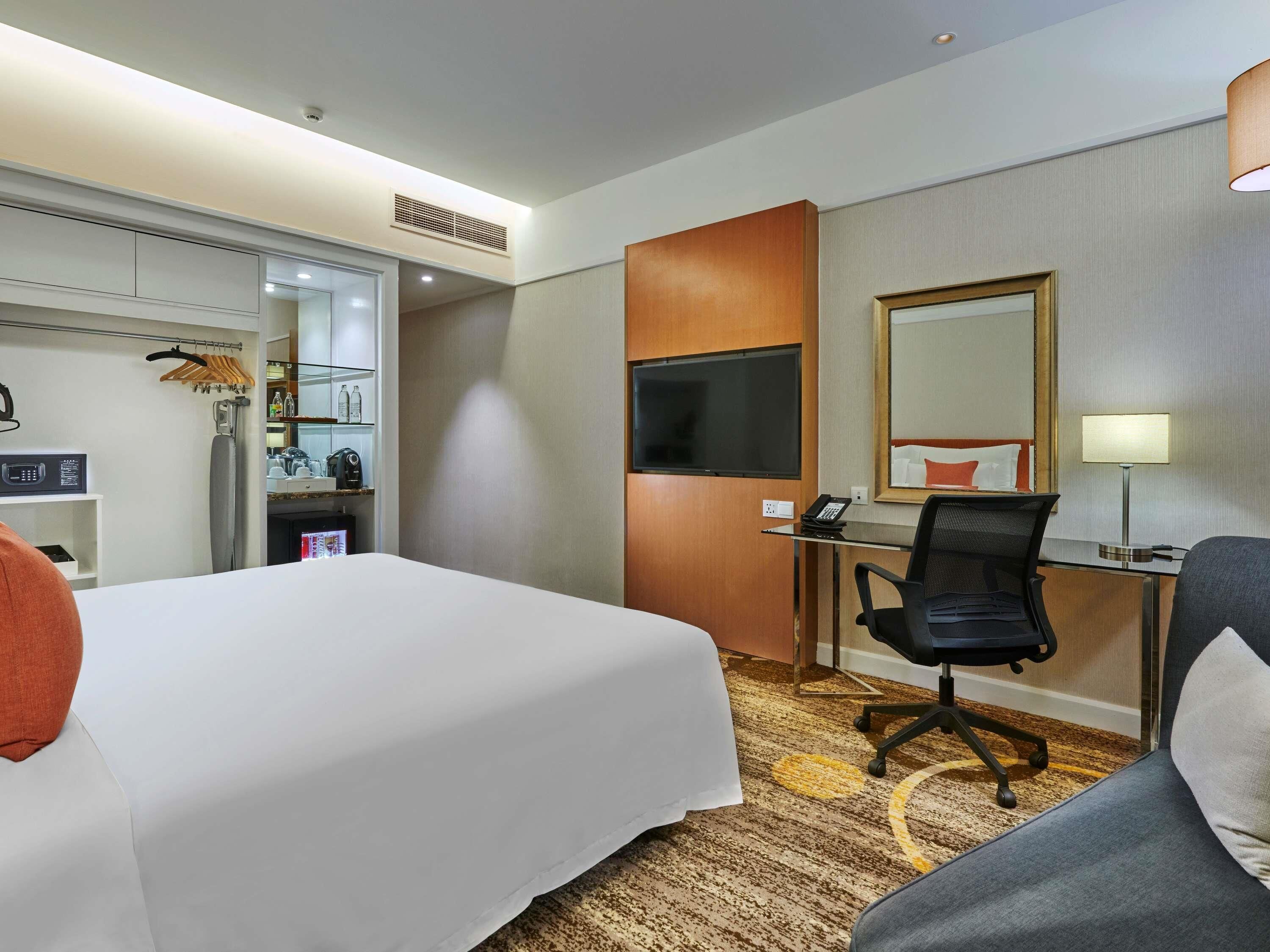 Peralatan tempat tidur hipoalergenik, bar mini, peti besi dalam bilik 