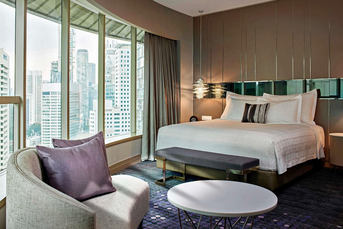 Executive Suite, 1 King Bed, Club lounge access