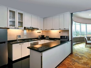 Club Penthouse, 1 King Bed, Club Lounge Access | Hypo-allergenic bedding, minibar, in-room safe, desk