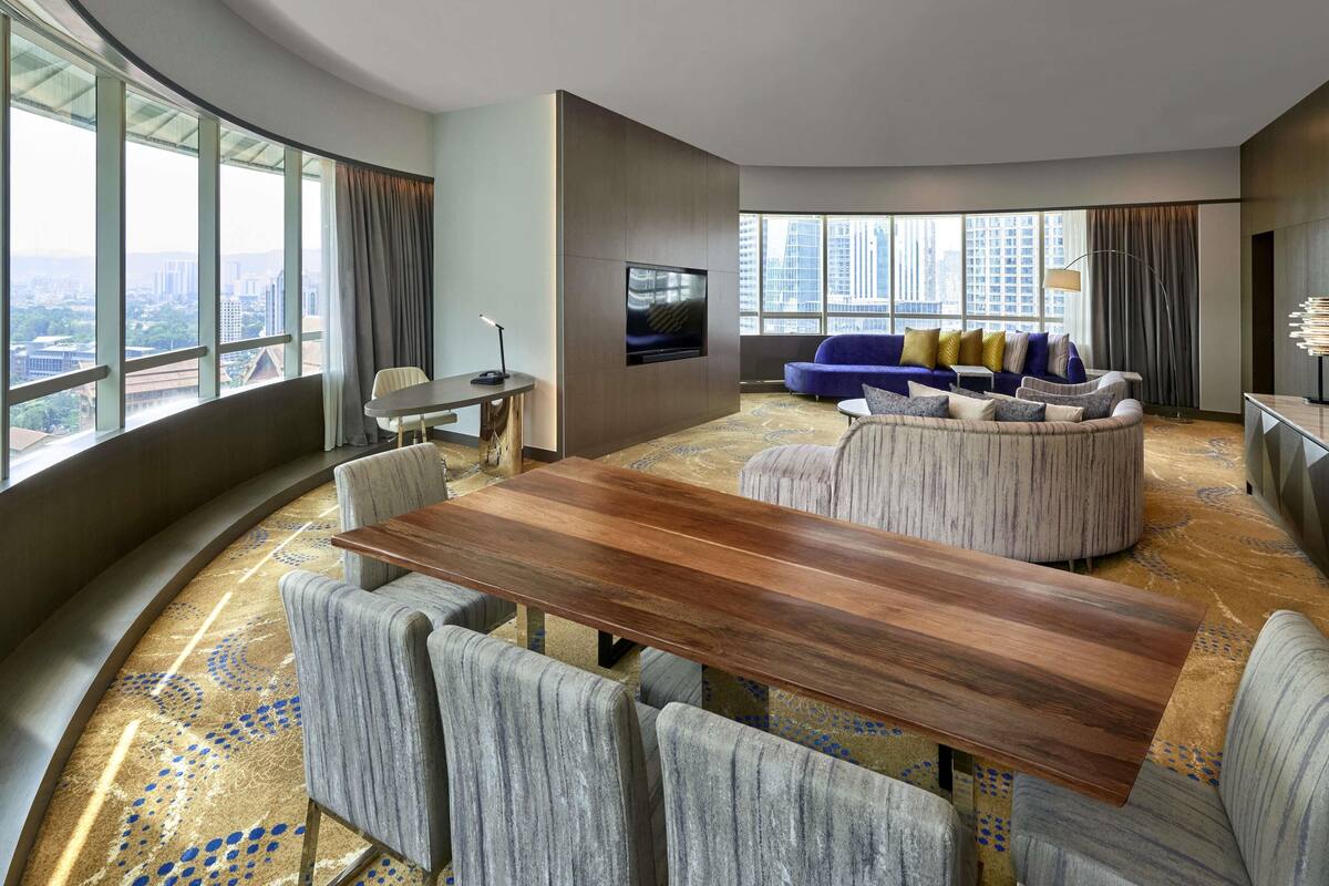 Club Penthouse, 1 King Bed, Club lounge access | Hypo-allergenic bedding, minibar, in-room safe, desk