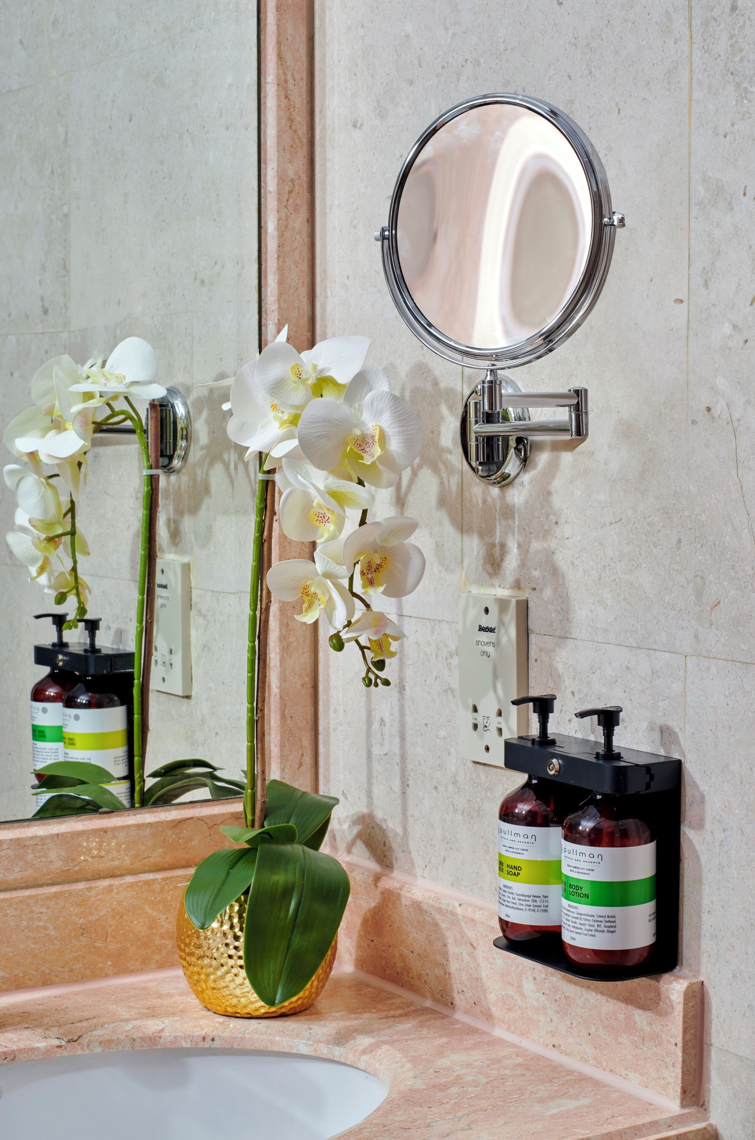 separate bathtub and shower, eco-friendly toiletries, hair dryer