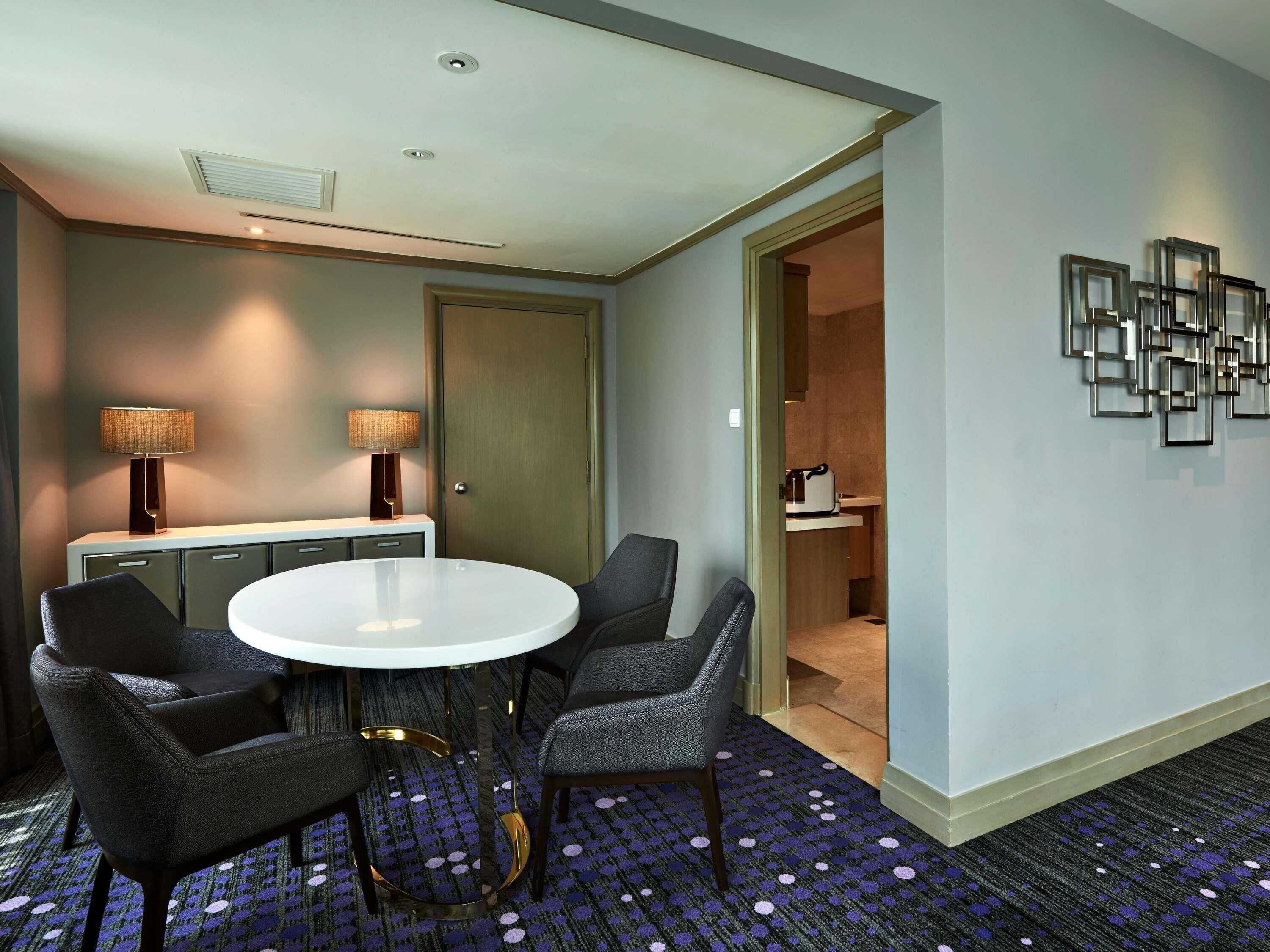 Hypo-allergenic bedding, minibar, in-room safe, desk