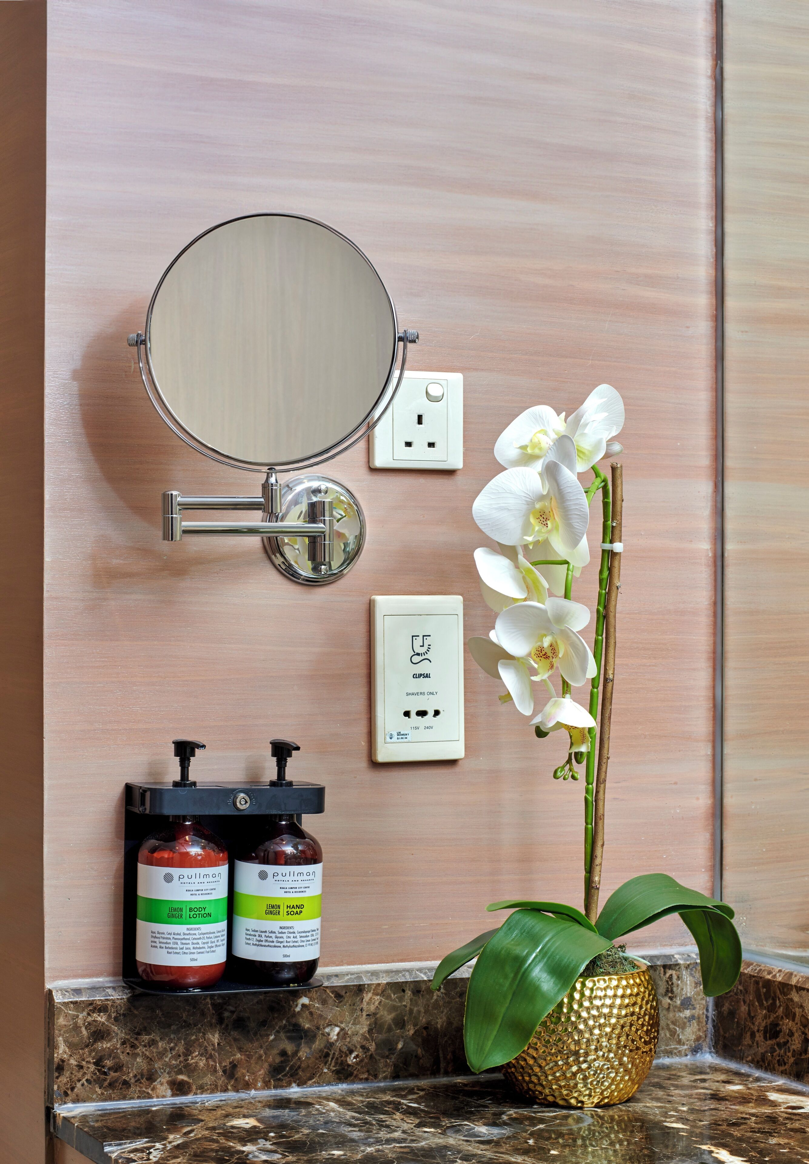 separate bathtub and shower, eco-friendly toiletries, hair dryer