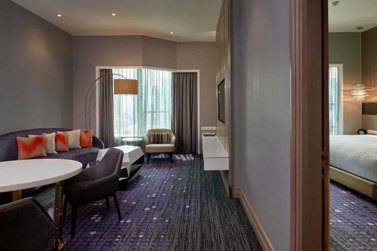 ห้องสวีท, เตียงคิงไซส์ 1 เตียง, ใช้คลับเลานจ์ได้ (Regency) | เครื่องนอนป้องกันสารก่อภูมิแพ้, มินิบาร์, ตู้นิรภัยในห้องพัก, โต๊ะทำงาน
