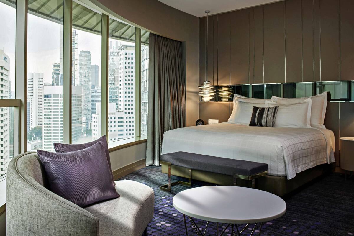 ห้องเอ็กเซกคิวทีฟสวีท, เตียงคิงไซส์ 1 เตียง, ใช้คลับเลานจ์ได้ | เครื่องนอนป้องกันสารก่อภูมิแพ้, มินิบาร์, ตู้นิรภัยในห้องพัก, โต๊ะทำงาน