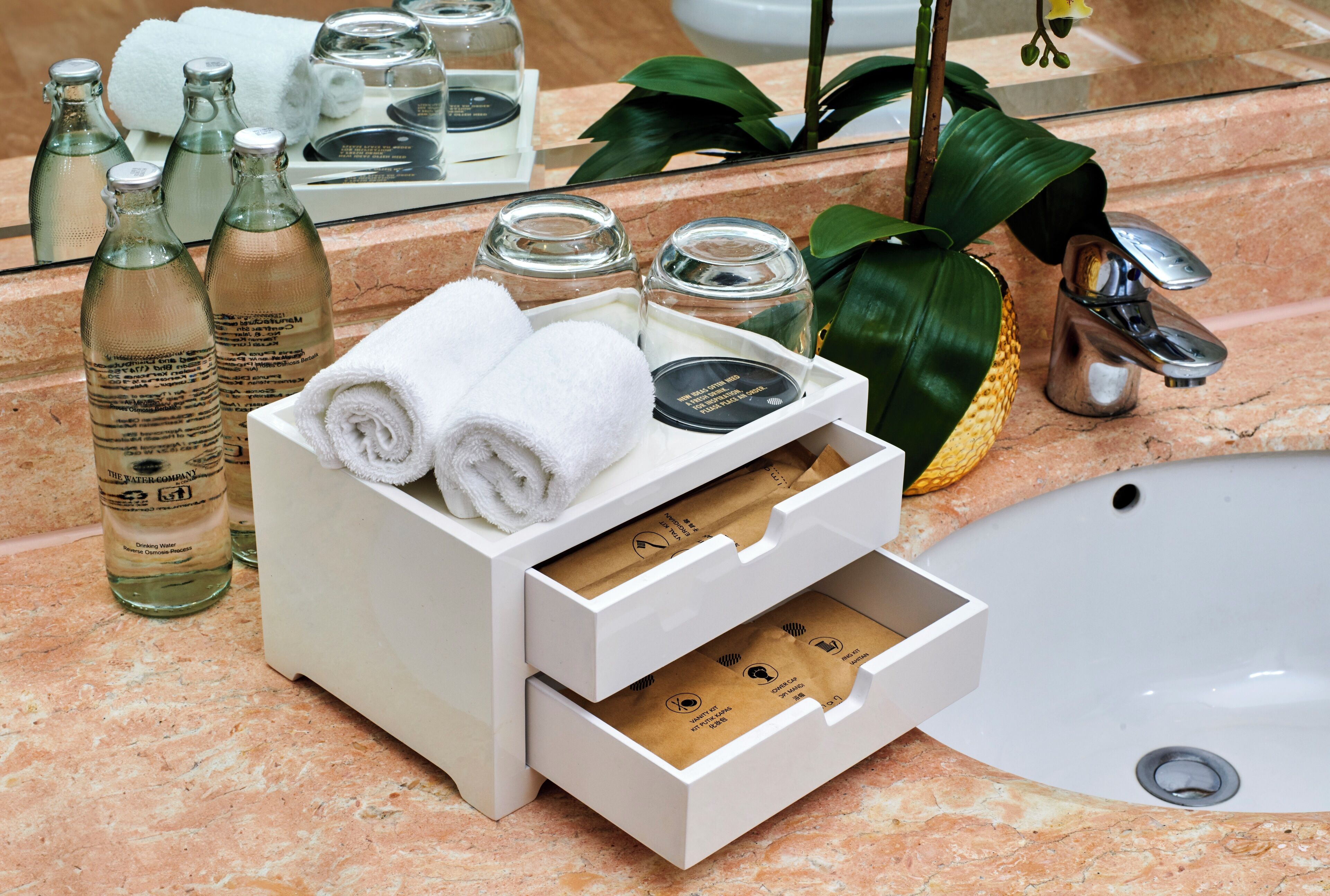 separate bathtub and shower, eco-friendly toiletries, hair dryer