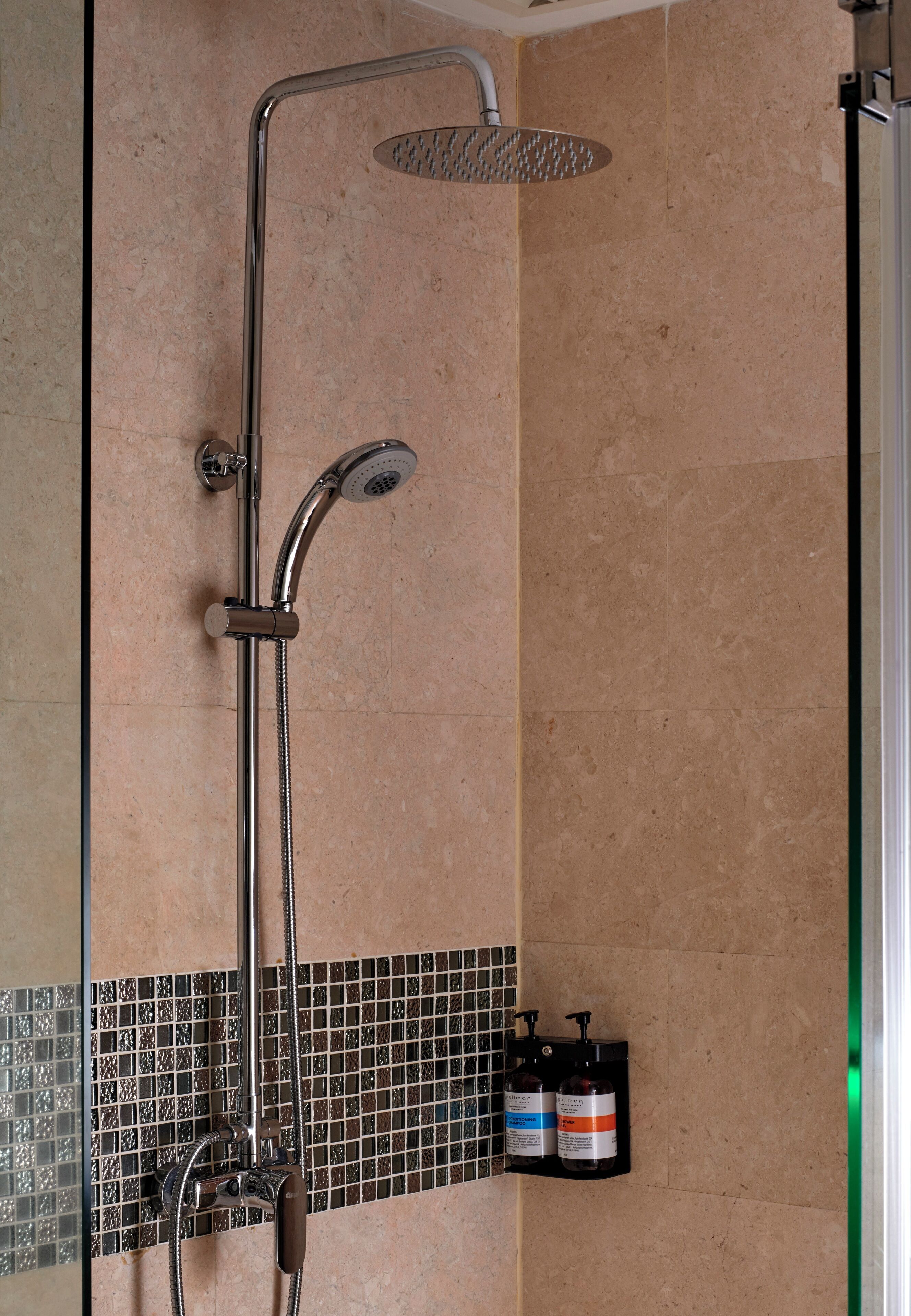 separate bathtub and shower, eco-friendly toiletries, hair dryer