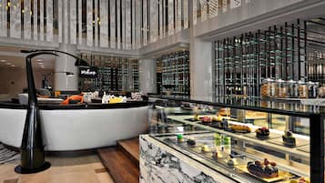 4 restaurantes, se sirven desayunos, comidas y cocina internacional