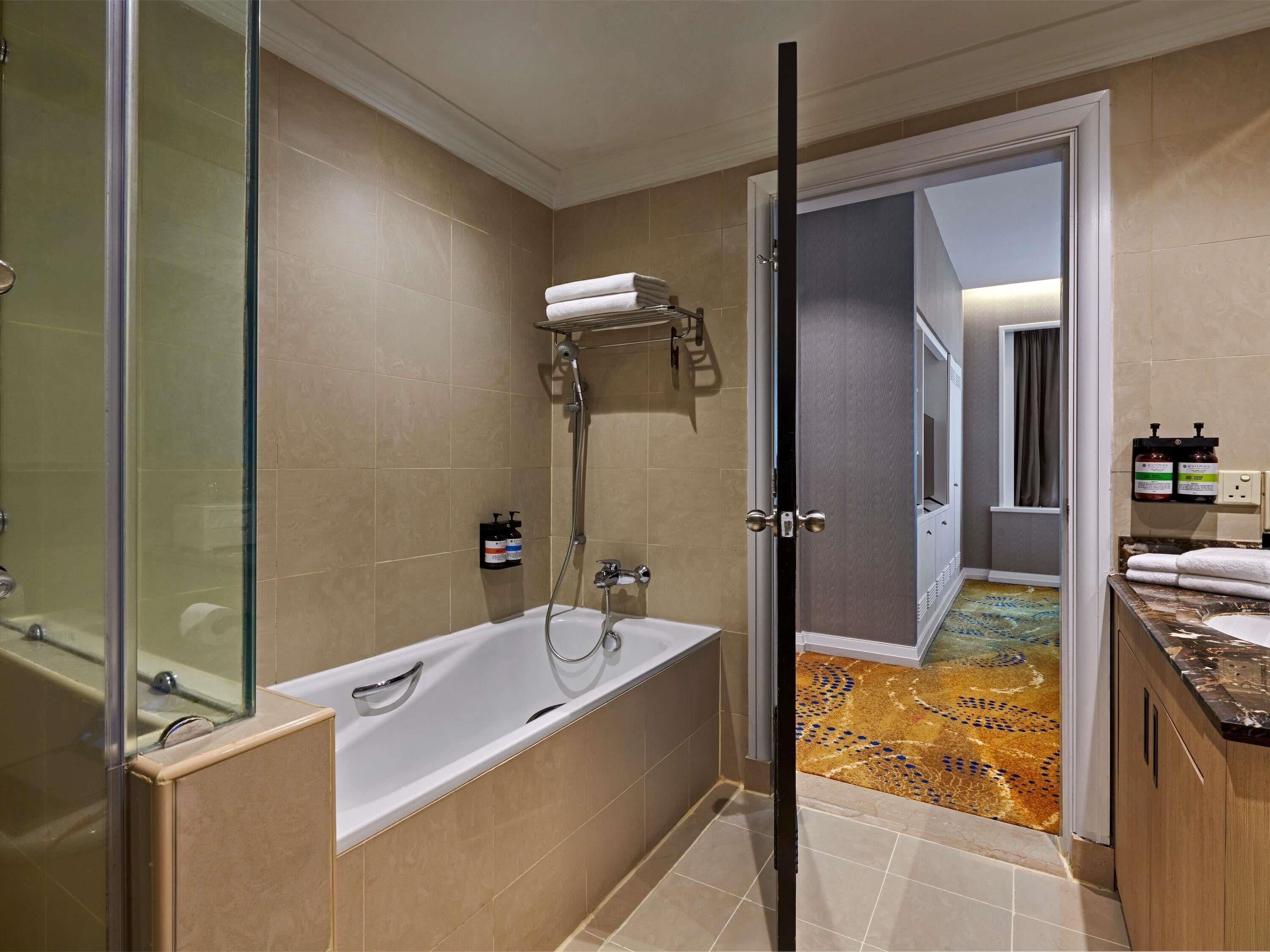Hypo-allergenic bedding, minibar, in-room safe, desk