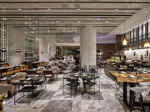 4 restaurants, breakfast, lunch, dinner served; international cuisine - Pullman Kuala Lumpur City Centre Hotel & Residences (Kuala Lumpur)