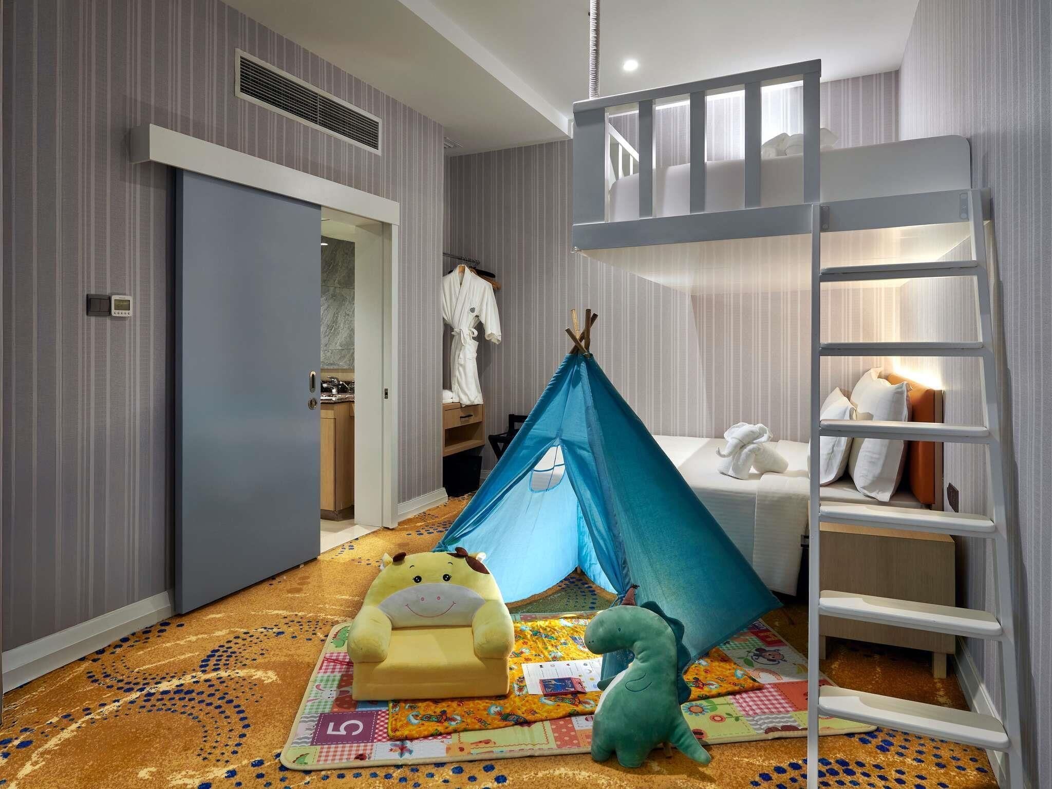 Family Apartment, 2 Bedrooms | Peralatan tempat tidur hipoalergenik, bar mini, peti besi dalam bilik 