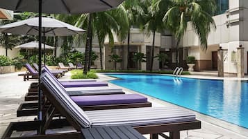 4 restaurants, breakfast, lunch, dinner served; international cuisine