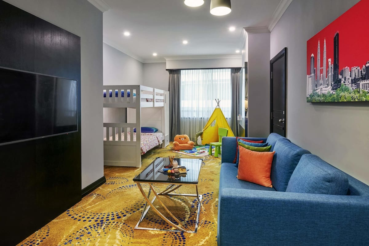 Apartamento família, 1 quarto (1 King bed and 1 Bunk bed) | Roupas de cama antialérgicas, frigobar, cofres nos quartos, escrivaninha