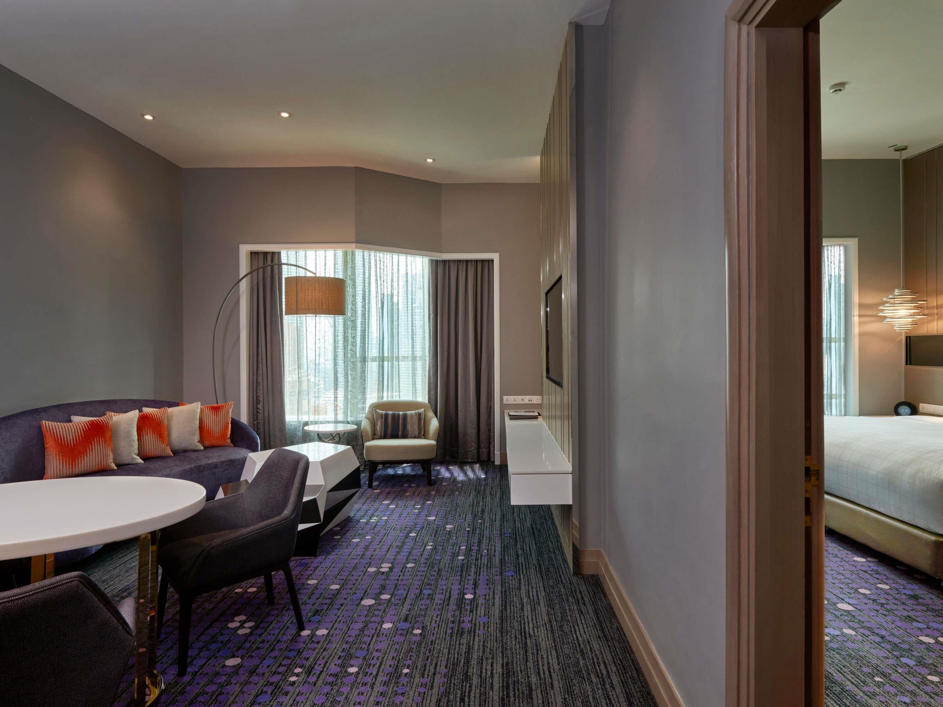 Suite, 1 King-Bett, Zutritt zur Club Lounge (Regency) | Allergikerbettwaren, Minibar, Zimmersafe, Schreibtisch