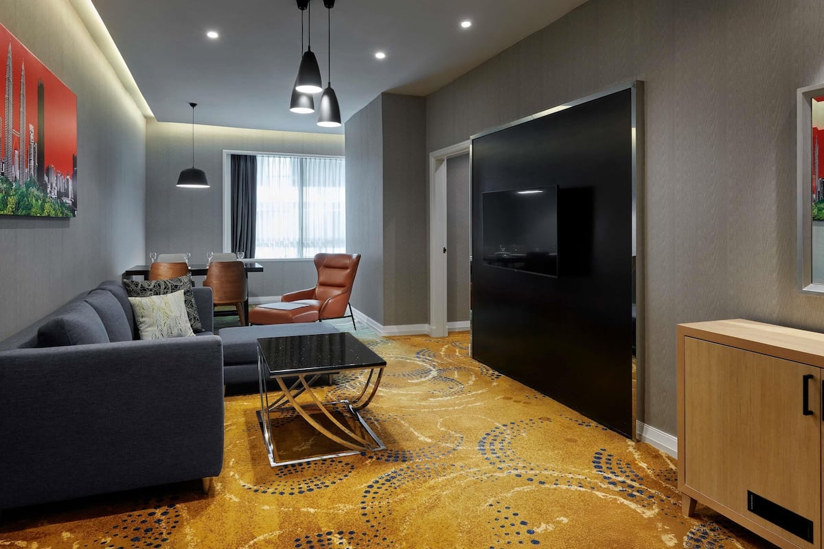 Premium Apartment, 1 Bedroom (1 King Bed) | Hypo-allergenic bedding, minibar, in-room safe, desk