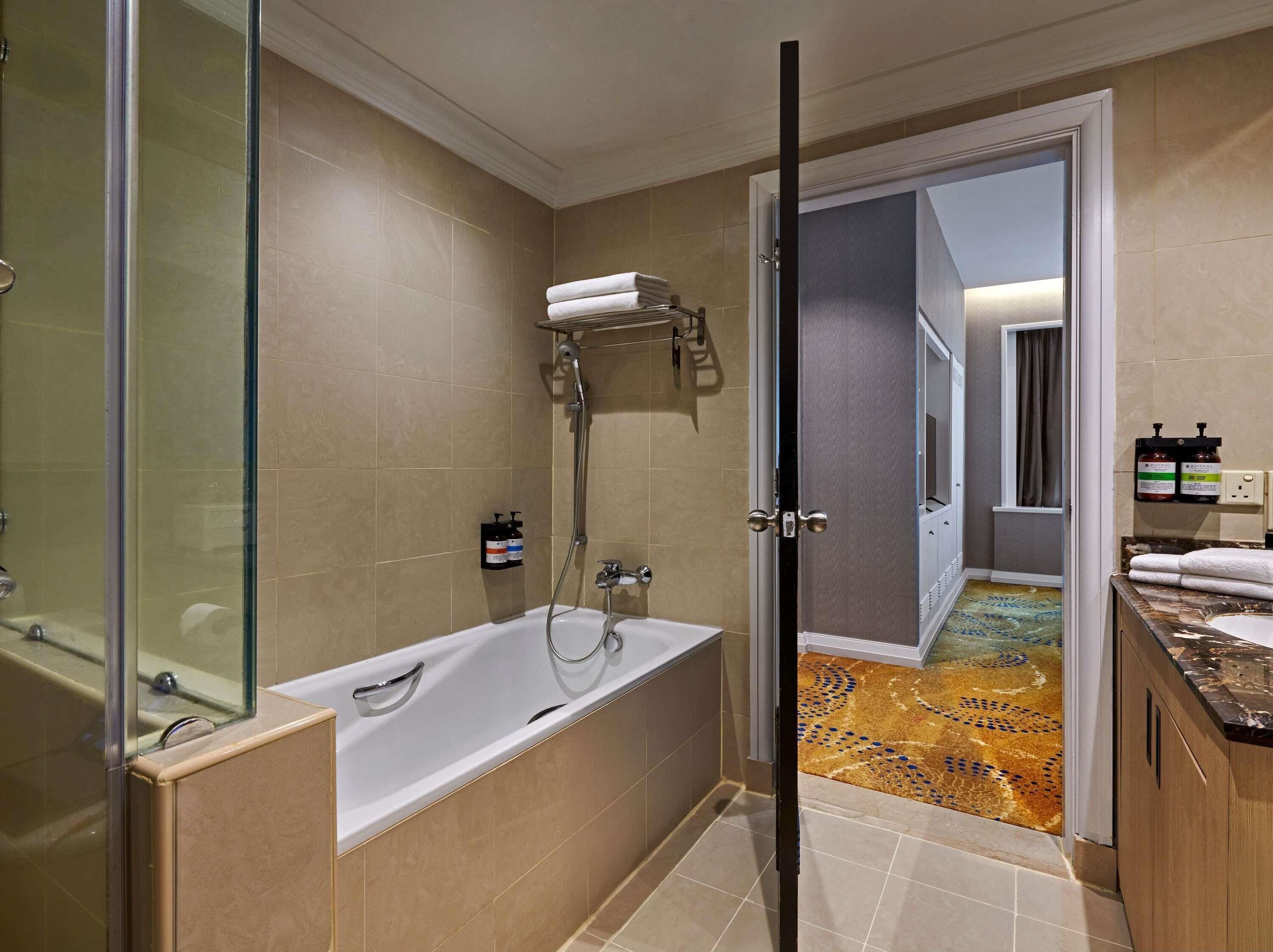 Premium Apartment, 1 Bedroom (1 King Bed) | Hypo-allergenic bedding, minibar, in-room safe, desk