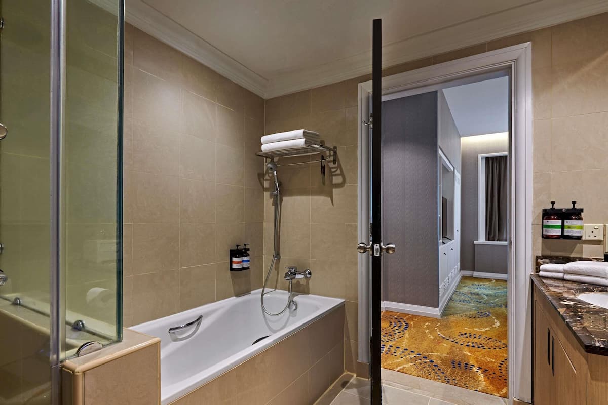 Premium-huoneisto, 1 makuuhuone (1 King Bed) | Allergiatestatut vuodevaatteet, minibaari, tallelokero huoneessa