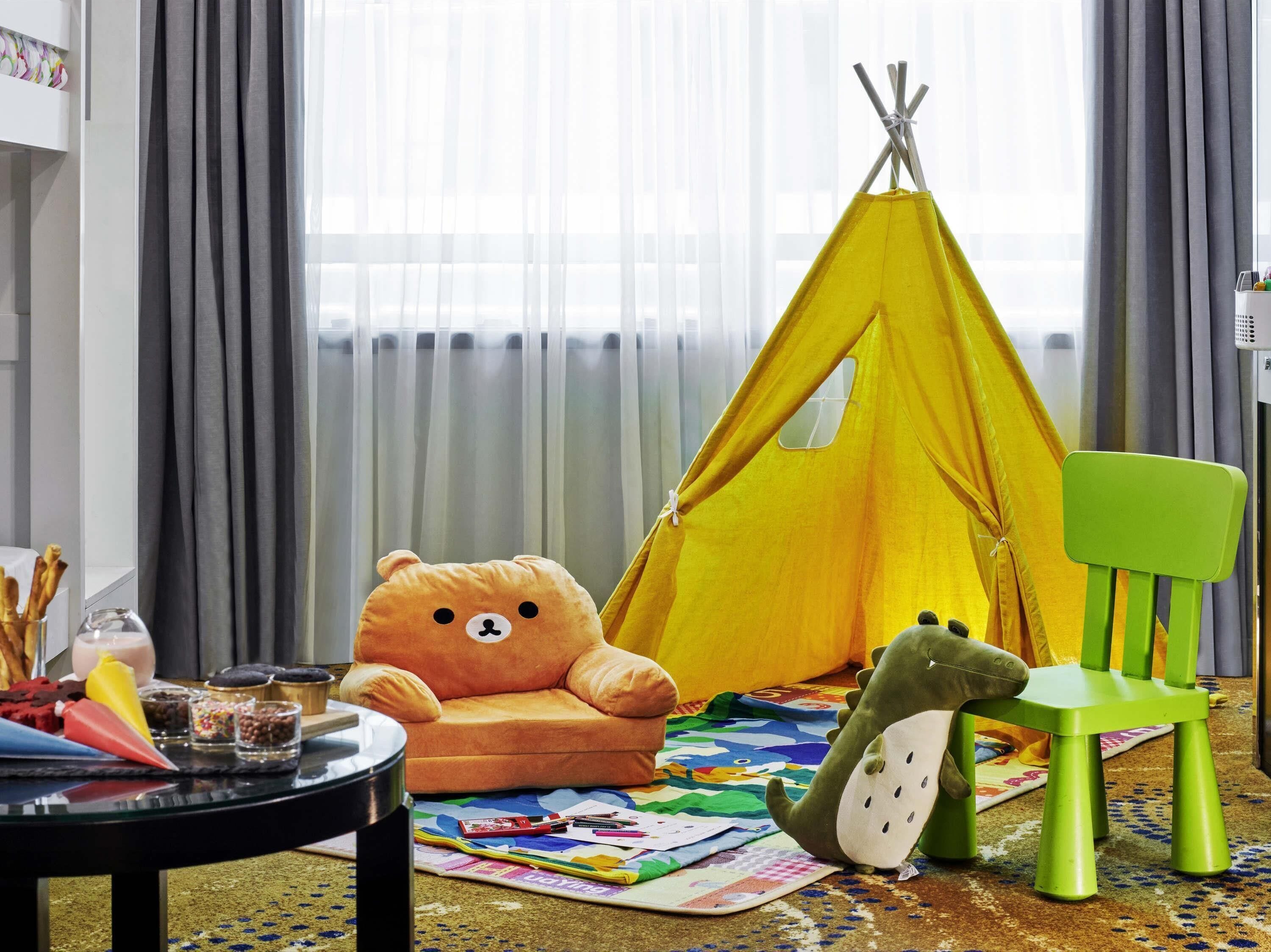 Hypo-allergenic bedding, minibar, in-room safe, desk