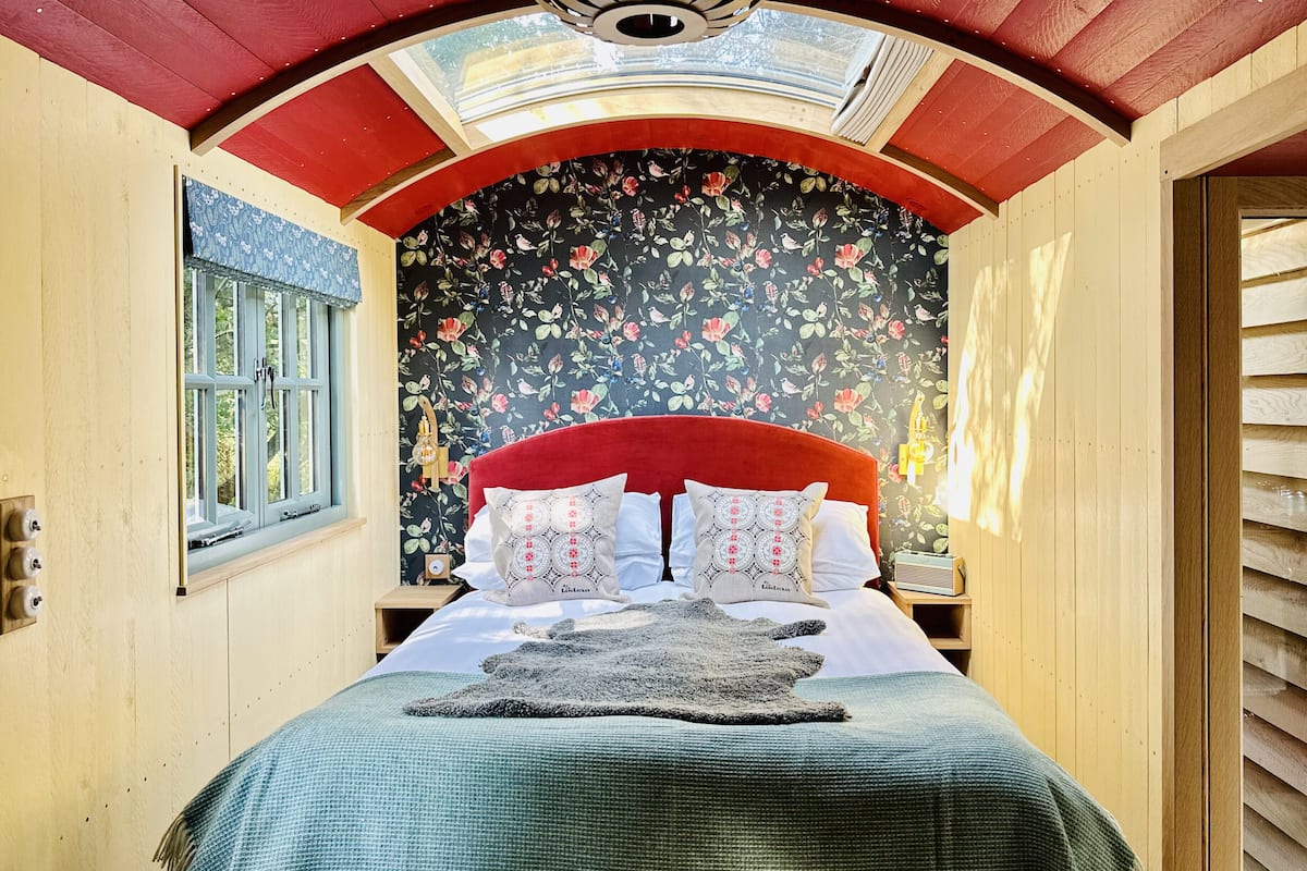 Suite (Couples Woodland, Luxury Shepherd Hut)