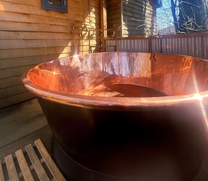 Suite Familiale (Woodland, Luxury Shepherd Hut) | Salle de bain | Articles de toilette gratuits, sèche-cheveux, peignoirs