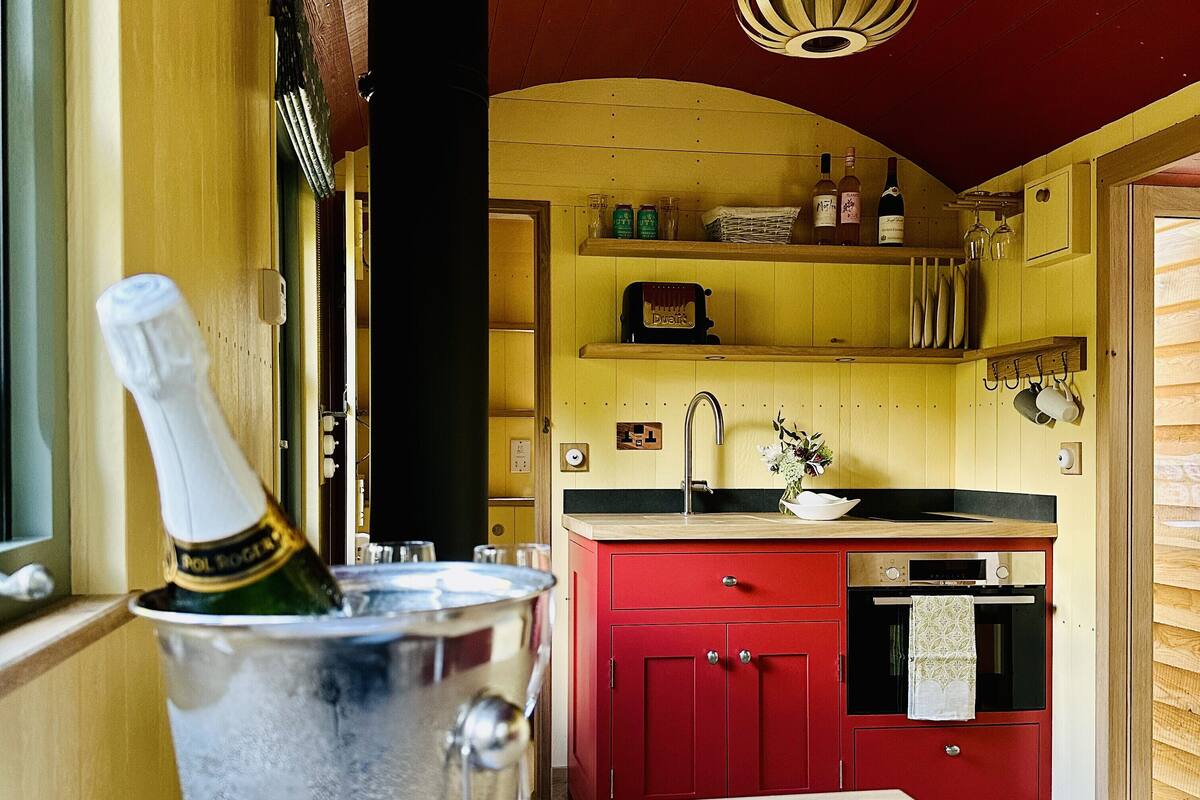 suite (couples woodland, luxury shepherd hut) | private kitchen | electric kettle