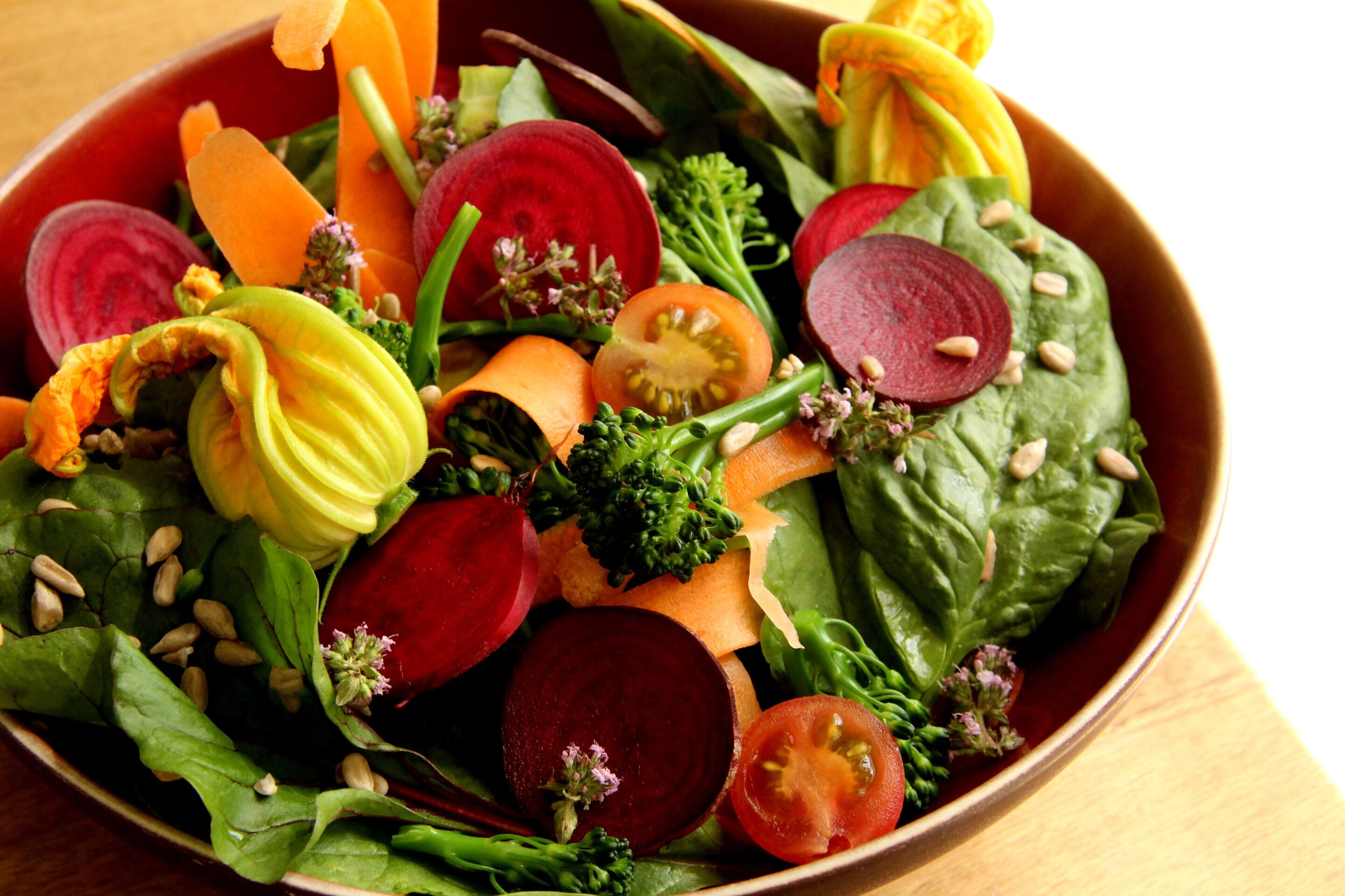 Ensalada con diferentes verduras y frutos secos.