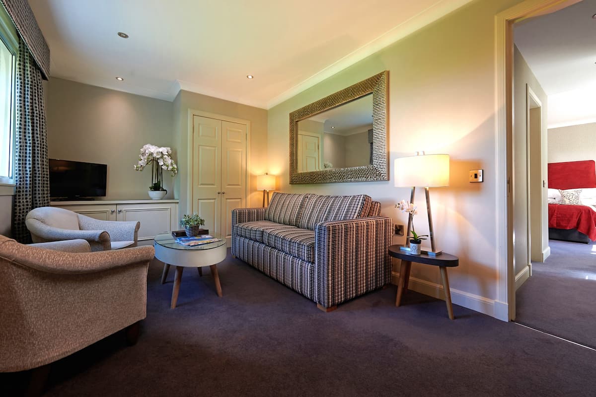 Gatehouse Superior Room | Premium bedding, desk, iron/ironing board, free WiFi