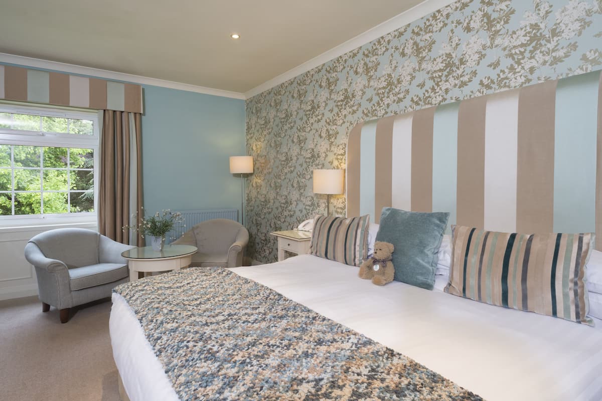 Premium bedding, desk, iron/ironing board, free WiFi