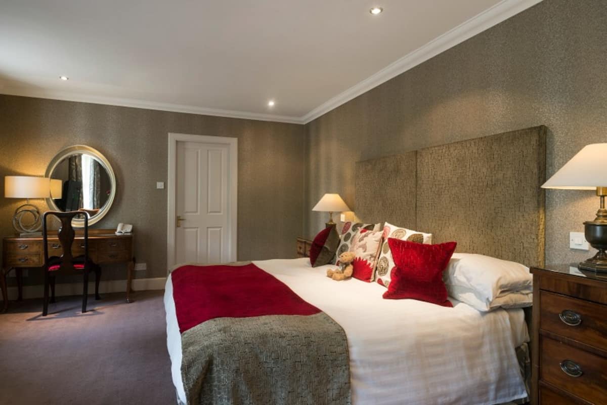 Premium bedding, desk, iron/ironing board, free WiFi