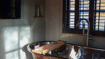 Suite (Couples Woodland, Luxury Shepherd Hut) | Ropa de cama de alta calidad, escritorio, tabla de planchar con plancha