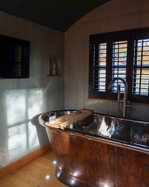 Suite (Couples Woodland, Luxury Shepherd Hut) | Premium bedding, desk, iron/ironing board, free WiFi - Rufflets St Andrews (St. Andrews)