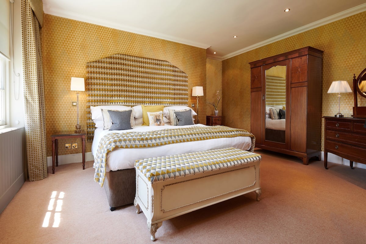 Premium bedding, desk, iron/ironing board, free WiFi