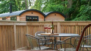 A hot tub filled with bubbles, surrounded by a wooden fence and a table with chairs. - Rufflets St Andrews (St. Andrews)