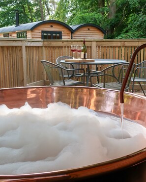 Family Suite (Woodland, Luxury Shepherd Hut) | Premium bedding, desk, iron/ironing board, free WiFi - Rufflets St Andrews (St. Andrews)