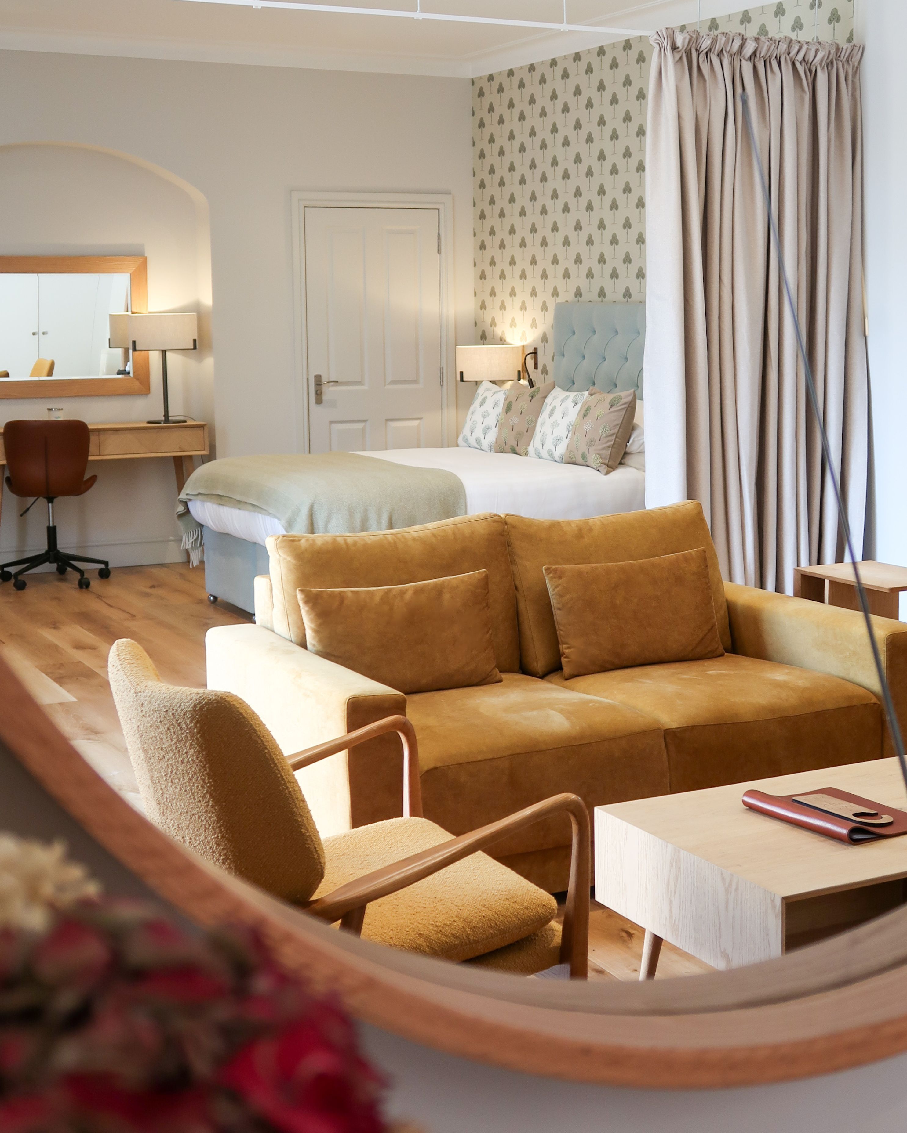 Suite | Premium bedding, desk, iron/ironing board, free WiFi