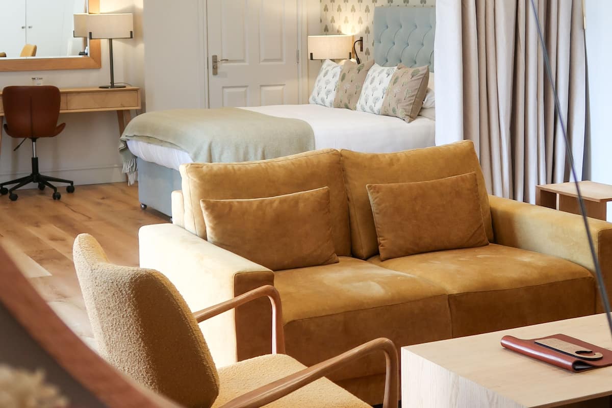 Sviitti | Ylelliset vuodevaatteet, työpöytä, silitysrauta/-lauta, ilmainen Wi-Fi