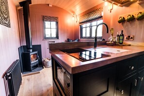 Suite familiar (Woodland, Luxury Shepherd Hut) | Área de sala de estar | Televisión de 30 pulgadas con canales digitales 