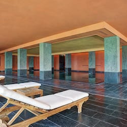 Indoor pool, sun loungers