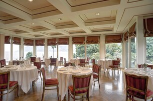 2 restaurantes; se sirve almuerzo y cena