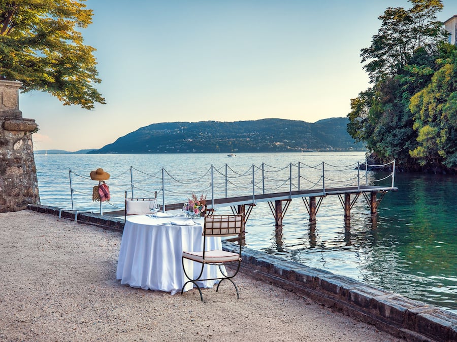 Na praia, areia branca, toalhas de praia